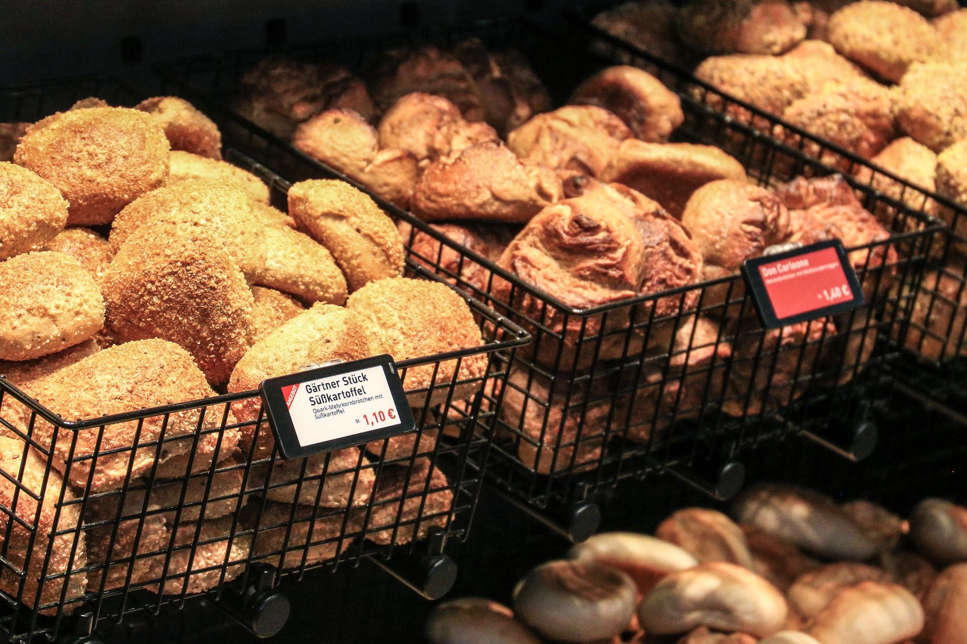 Digitale Preisschilder von Shop-IQ am Brotkorb.