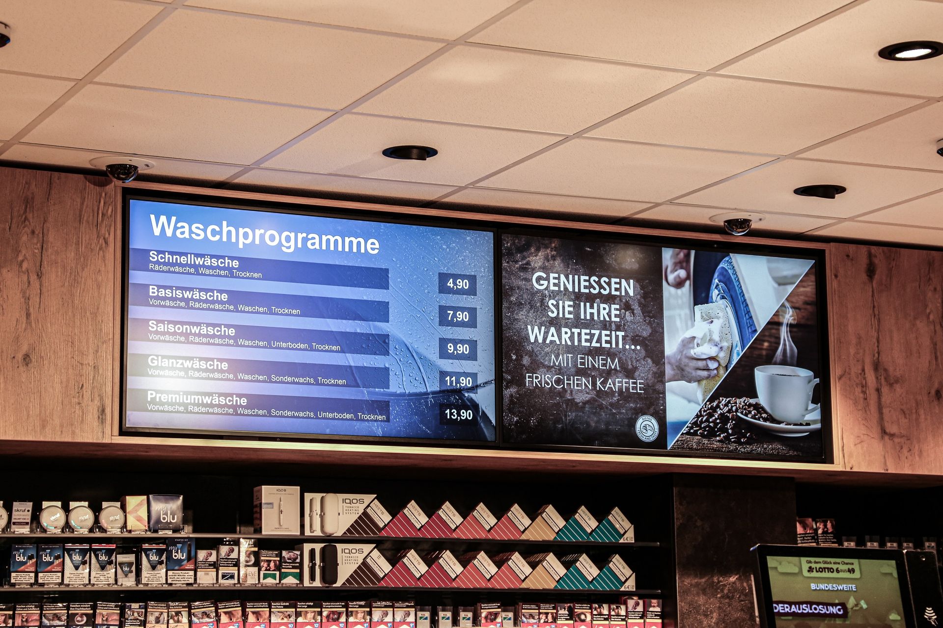 Digitale Werbebildschirme in Tankstellen.