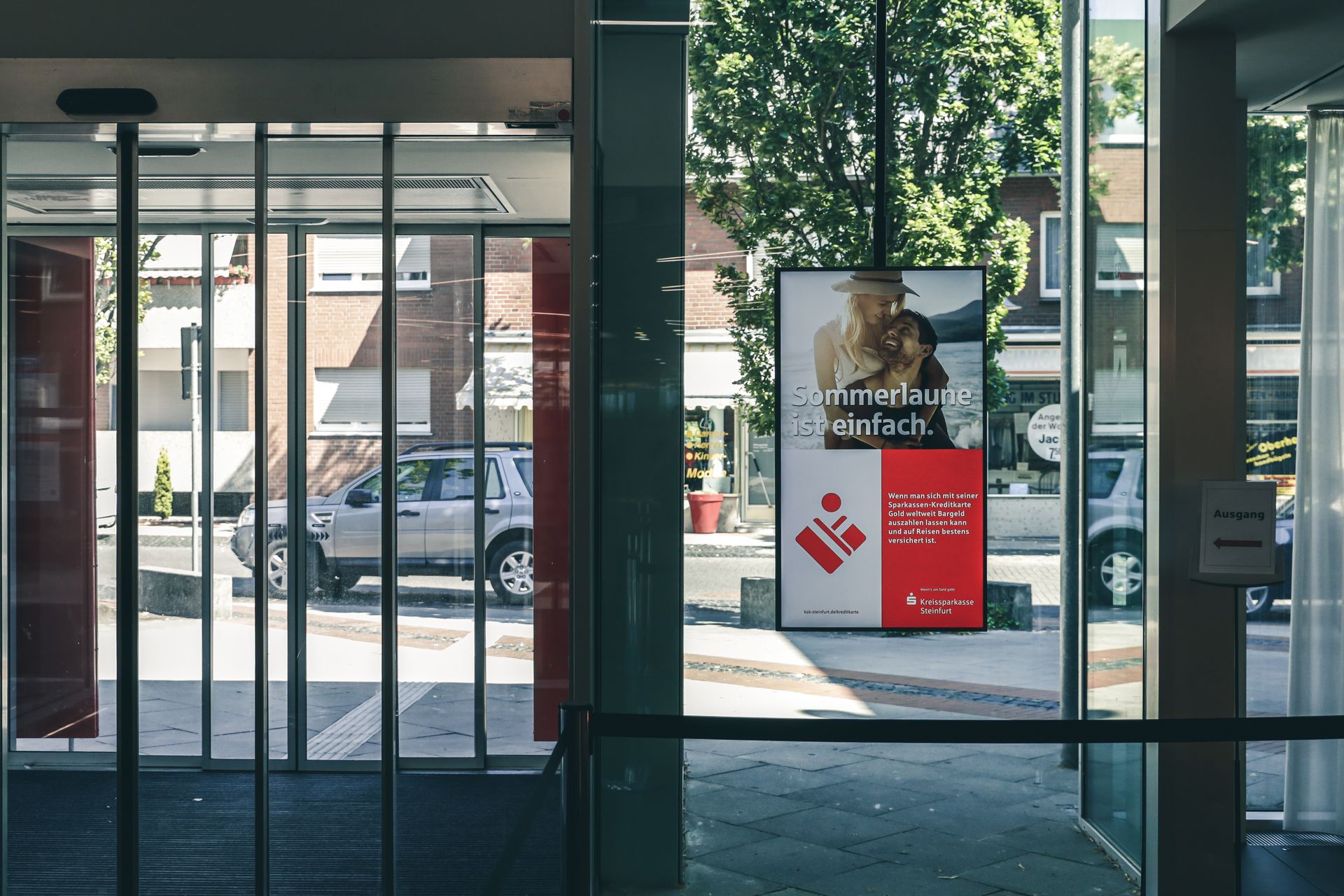 Schaufensterdisplay im Eingangsbereich einer Sparkasse von Shop-IQ.