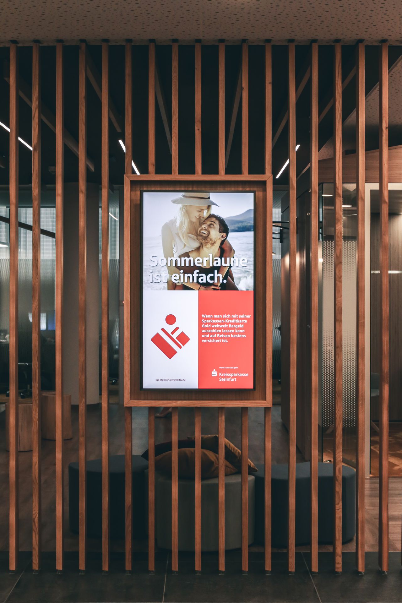 Digitale Werbung im Wartebereich einer Bank.