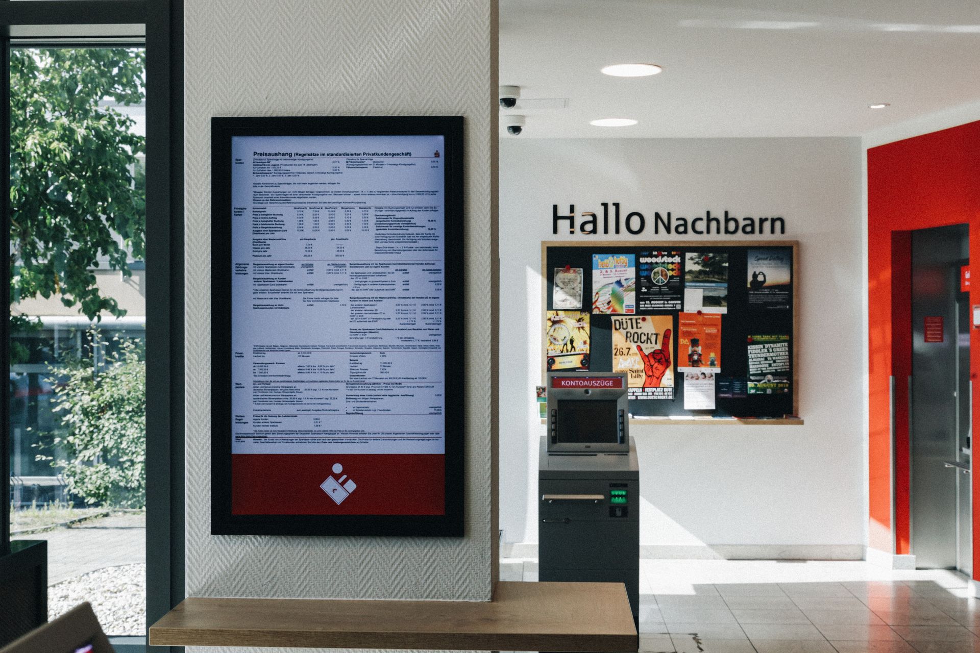 Digitaler Preisaushang in einer Sparkassen Filiale mit Shop-IQ