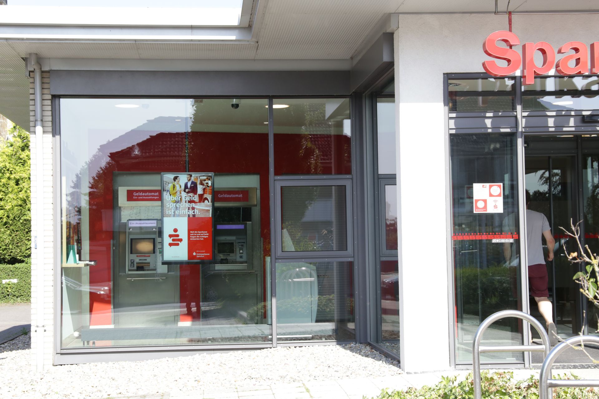 Digital Signage erobert die Sparkassen Banken.