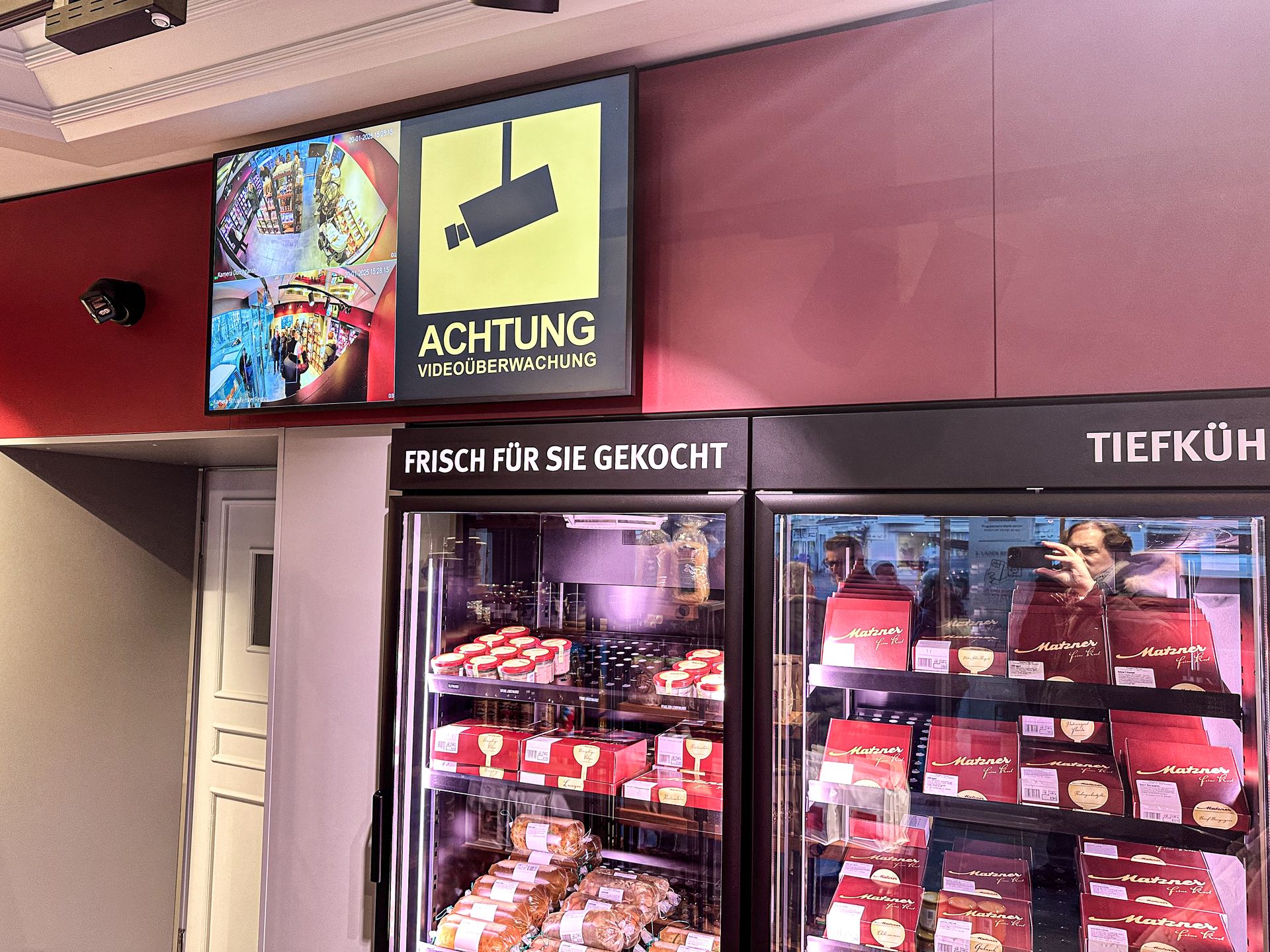 Videoüberwachung im Smart-Store auf digitalen Displays