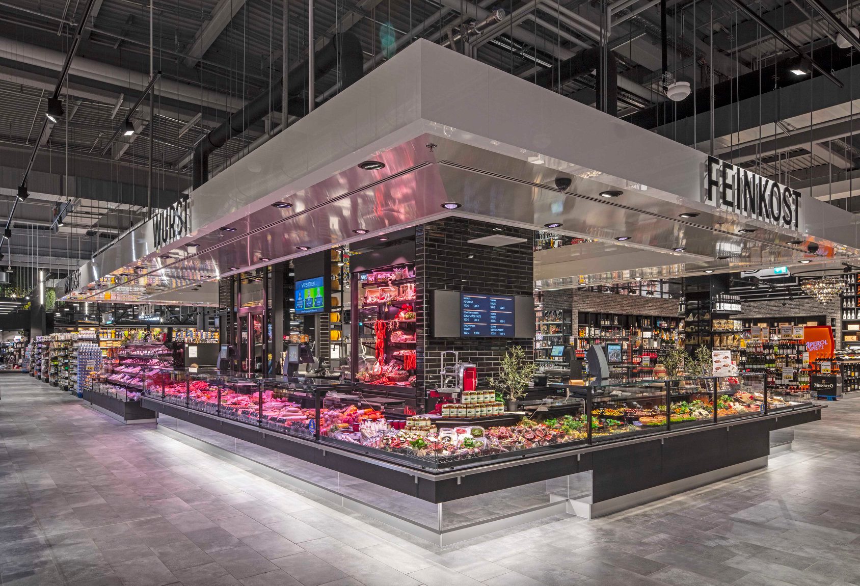 Shop-IQ digitalisiert den Lebensmitteleinzelhandel mit digitalen Angebotstafeln.