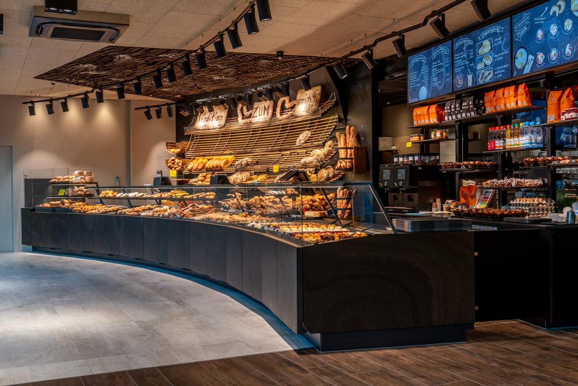 Digitale Menüboards passen perfekt über die Verkaufstheke.