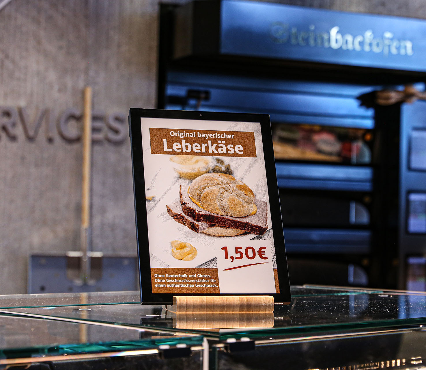 Digitales Preisschild auf der Metzgerei Verkaufstheke.