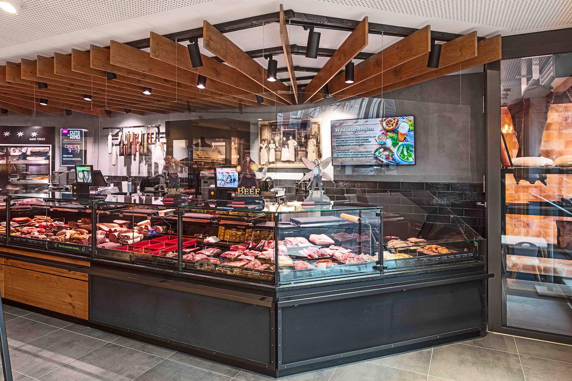 Digitaler Werbebildschirm in einer Metzgerei.