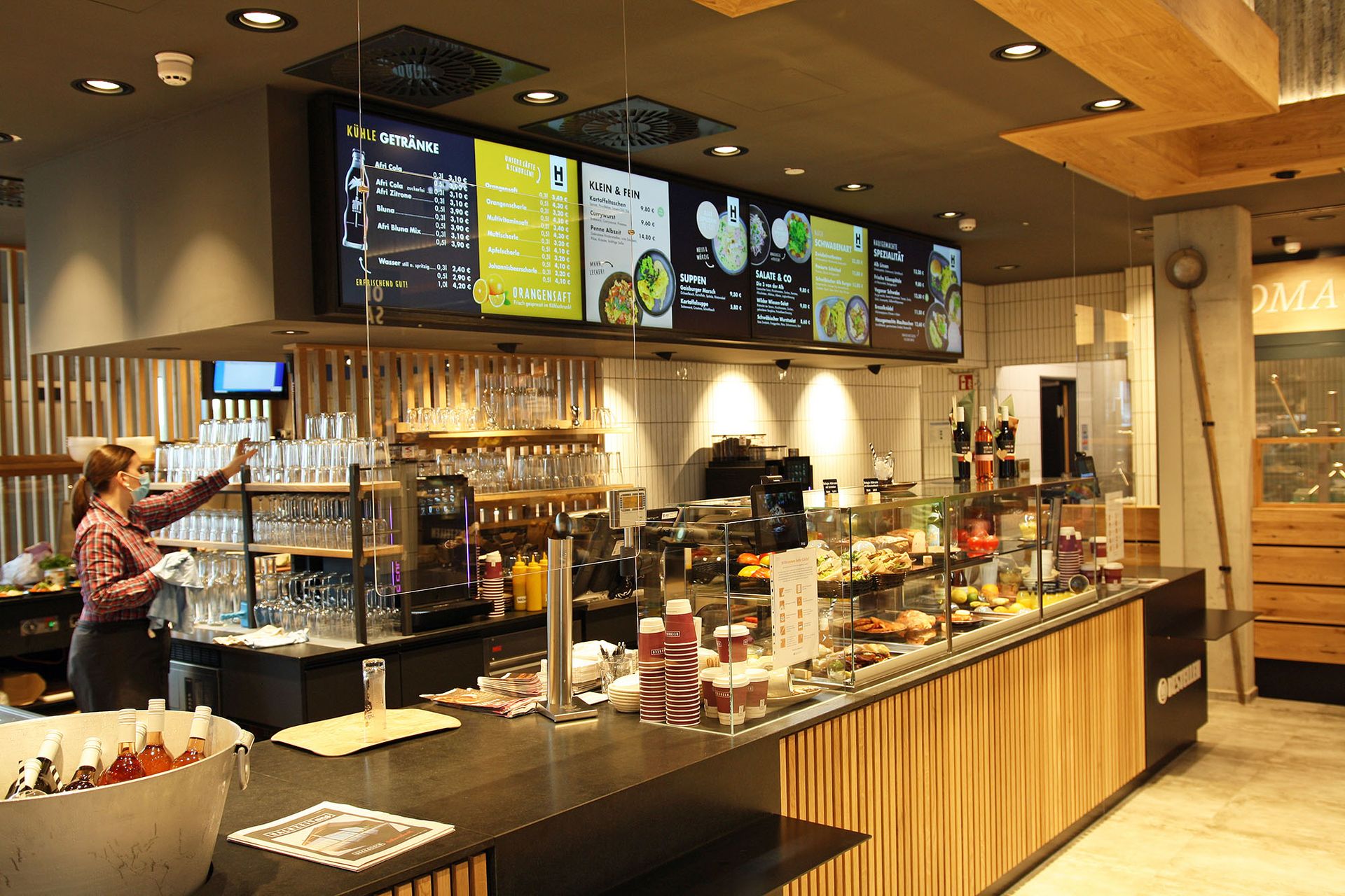 Digitale Menüboards in der Gastronomie hinter der Theke.