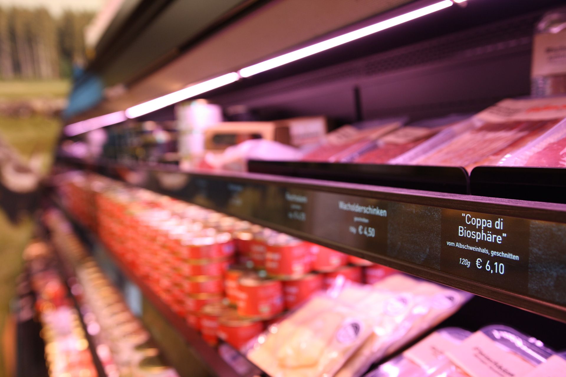 Digitale Preisschienen an einer Metzgertheke.