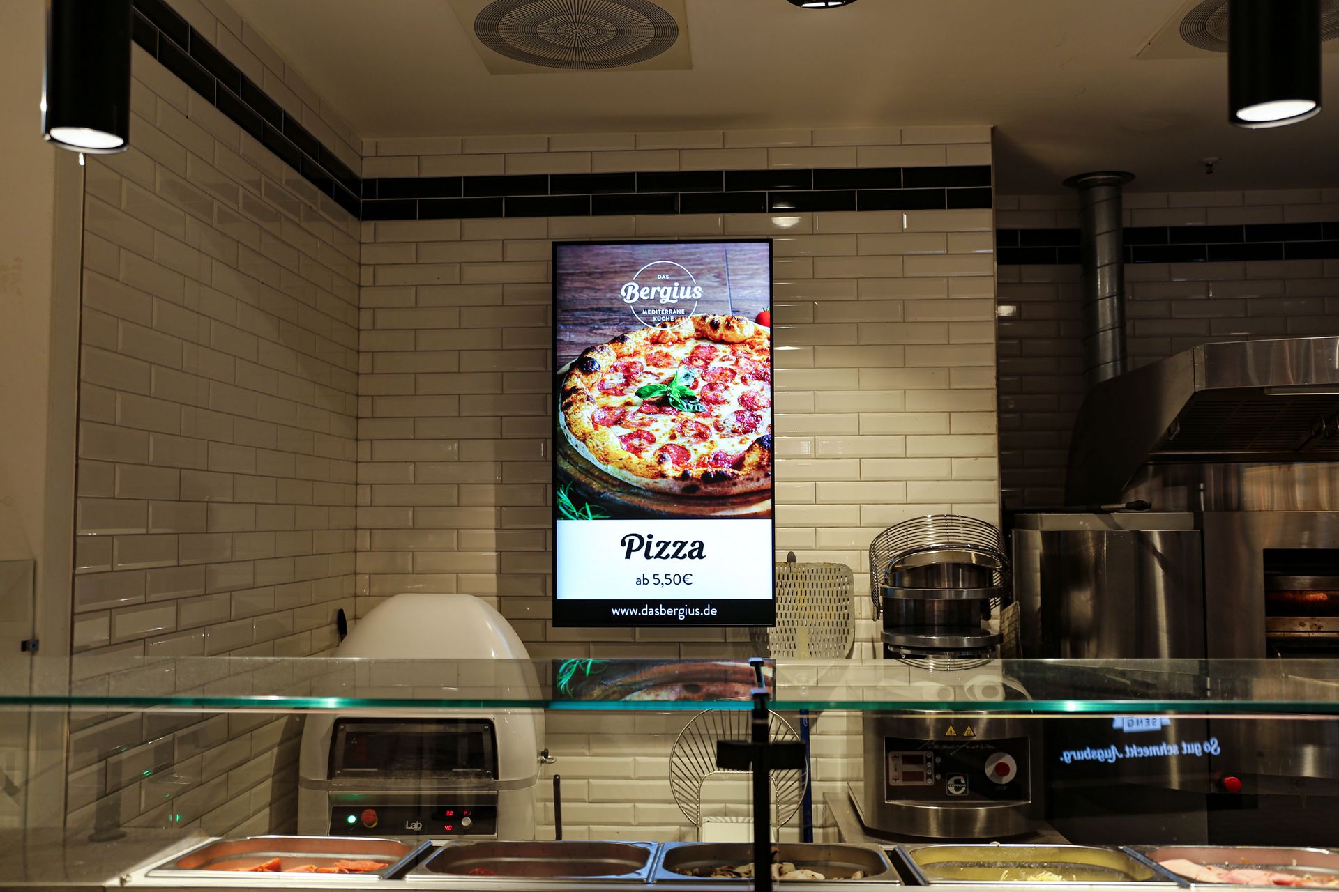 Digitale Werbebildschirme zeigen immer aktuelle Werbung und Preise