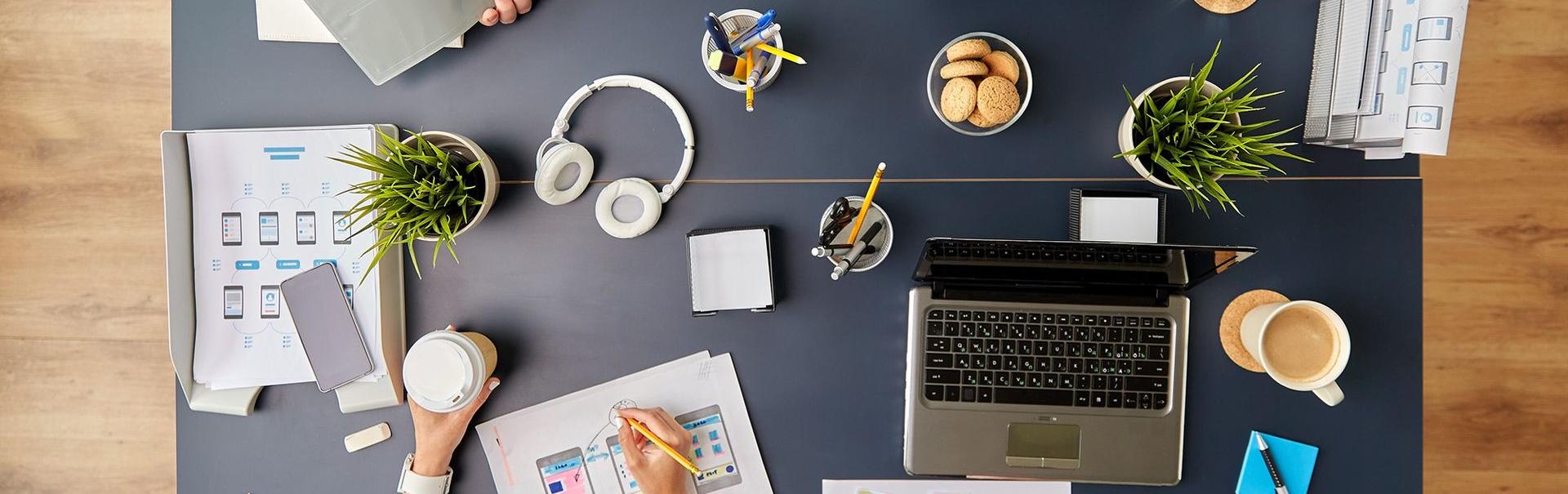 Karriere bei Shop-IQ. Ein Schreibtisch voller Herausforderungen und Spaß.