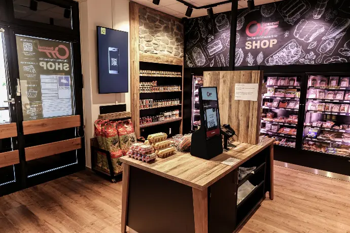 Smartstore mit Zahlungsterminal und digitalen Werbedisplays.