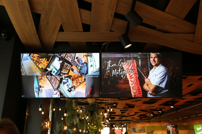 Digitale Werbedisplays mit Videobild und Werbung.